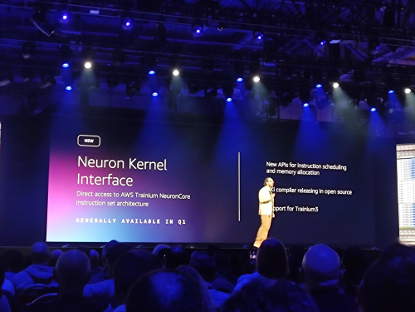 在今年的 AWS re:Invent 2025 基礎設施演講由 AWS 公用運算資深副總裁 Peter DeSantis 與運算與機器學習服務副總裁 Dave Brown 共同解密在這個AI時代，AWS如何在晶片設計以及整體基礎設施如何成載全世界的AI需求。